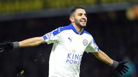 Gelandang Leicester City, Riyad Mahrez, usai mencetak gol ke gawang Watford City, pada pertandingan lanjutan Premier League, di Stadion Vicarage Road, Minggu (6/3/2016) dini hari WIB. (AFP/Olly Greenwood).