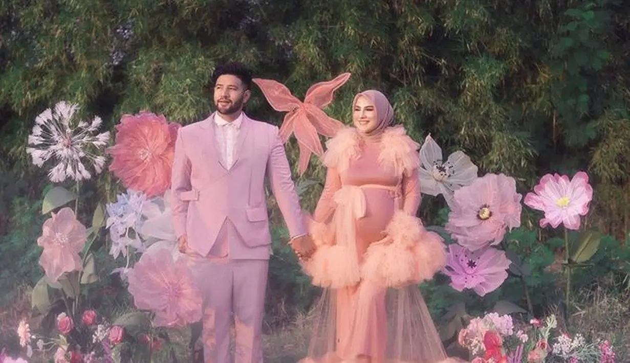 dengan latar hijau seperti sebuah taman bunga, keduanya tampak bagai berada di sebuah cerita dongeng yang indah.  (Foto: instagram.com @fdphotography90/@_irishbella_)