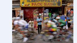 Warga melihat barisan pebalap sepeda yang berlomba dalam Africa Games di Brazzaville, Kongo. (13/9/2015). (AFP Photo/Monirul Bhuiyan)
