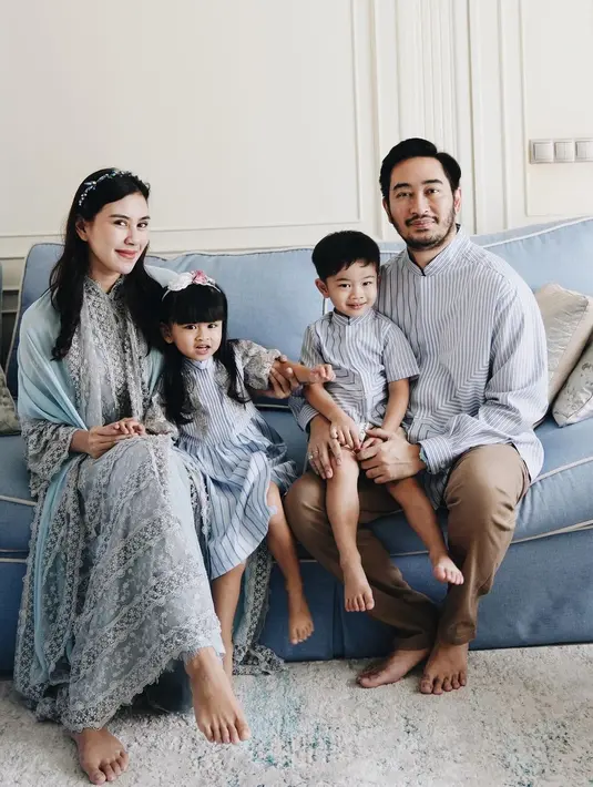 Potret keluarga Syahnaz Sadiqah saat Lebaran. Syahnaz sendiri tampil cantik dengan dress abaya bordir bernuansa biru muda yang lembut, serasi degnan selendangnya. [Foto: Instagram/syahnazs]