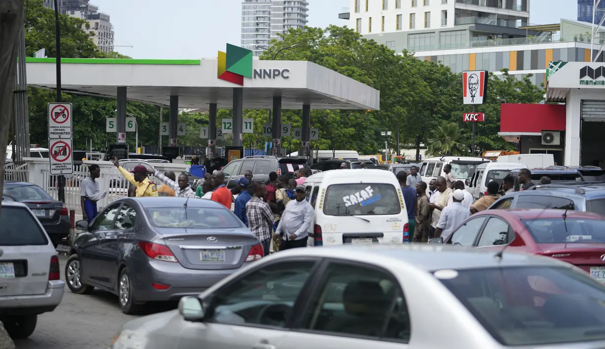 Ia tidak mengatakan kapan hal ini akan mulai berlaku, tetapi pemerintah sebelumnya telah merencanakan untuk mengakhiri inisiatif ini pada tanggal 30 Juni. (AP Photo/Sunday Alamba)