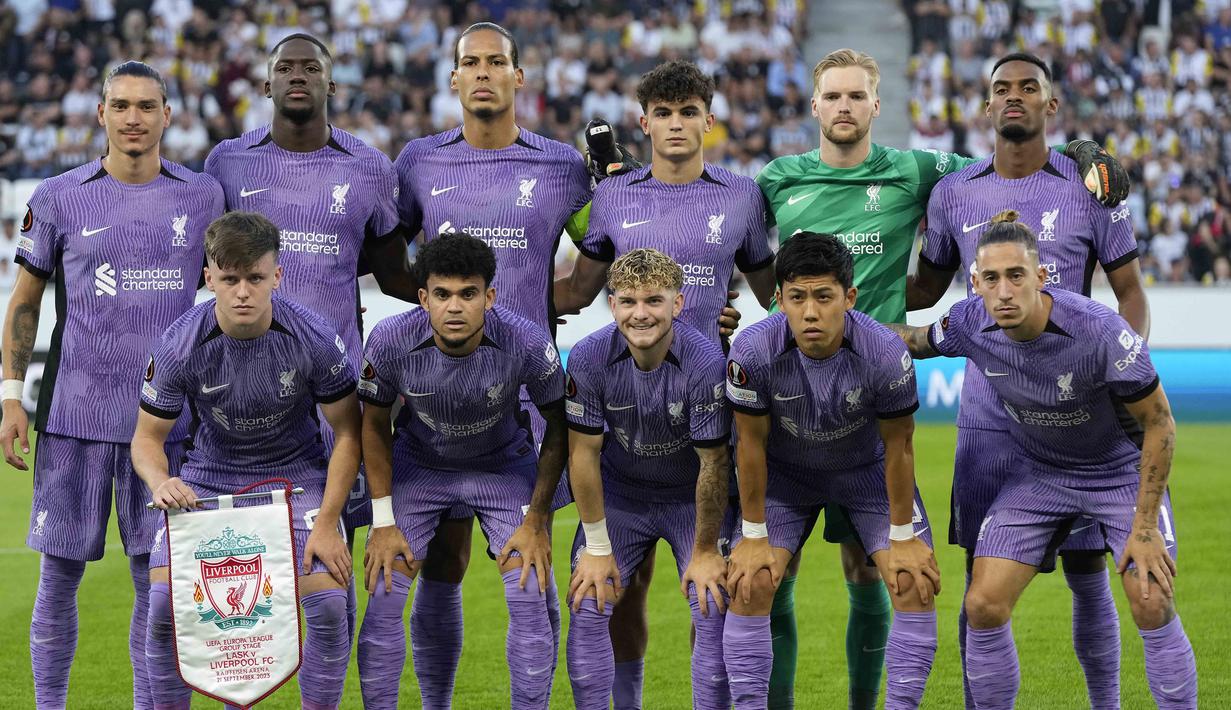 Pemain Liverpool, Ryan Gravenberch (kanan atas) berpose bersama starting XI Liverpool saat laga Grup E Liga Europa 2023/2024 melawan Linzer ASK di Linz, Austria, Jumat (22/09/2023). Ryan Gravenberch dipercaya oleh Jurgen Klopp sebagai starter pada laga tersebut. (AP Photo/Matthias Schrader)