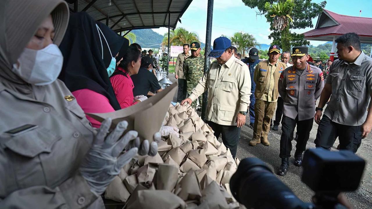 FOTO: Prabowo Tinjau Pengungsian dan Beri Dukungan kepada Warga Terdampak