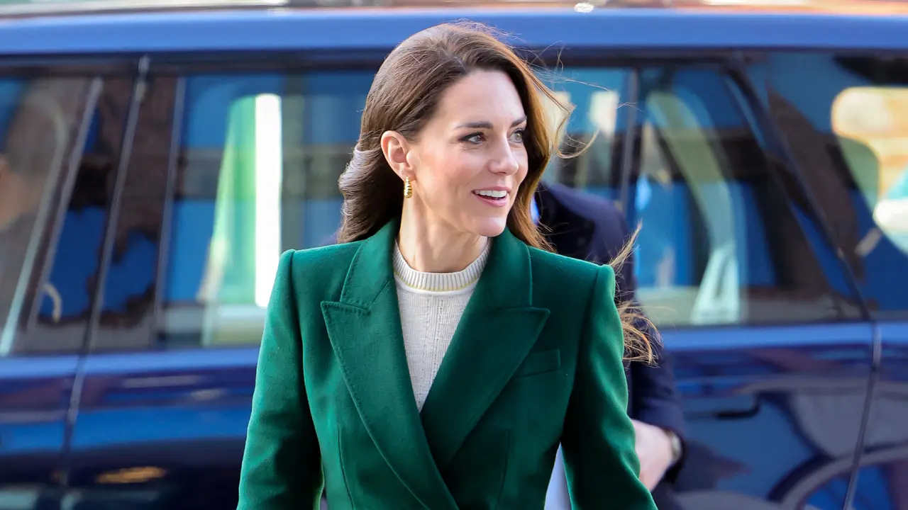 Gaya Kate Middleton Pakai Mantel Zamrud dan Gaun Krem, Anggun dan Cantik