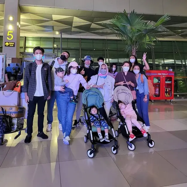 6 Potret Liburan Fuji Bareng Gala dan Fadly Faisal, Kenang Momen Bareng Sang Kakak