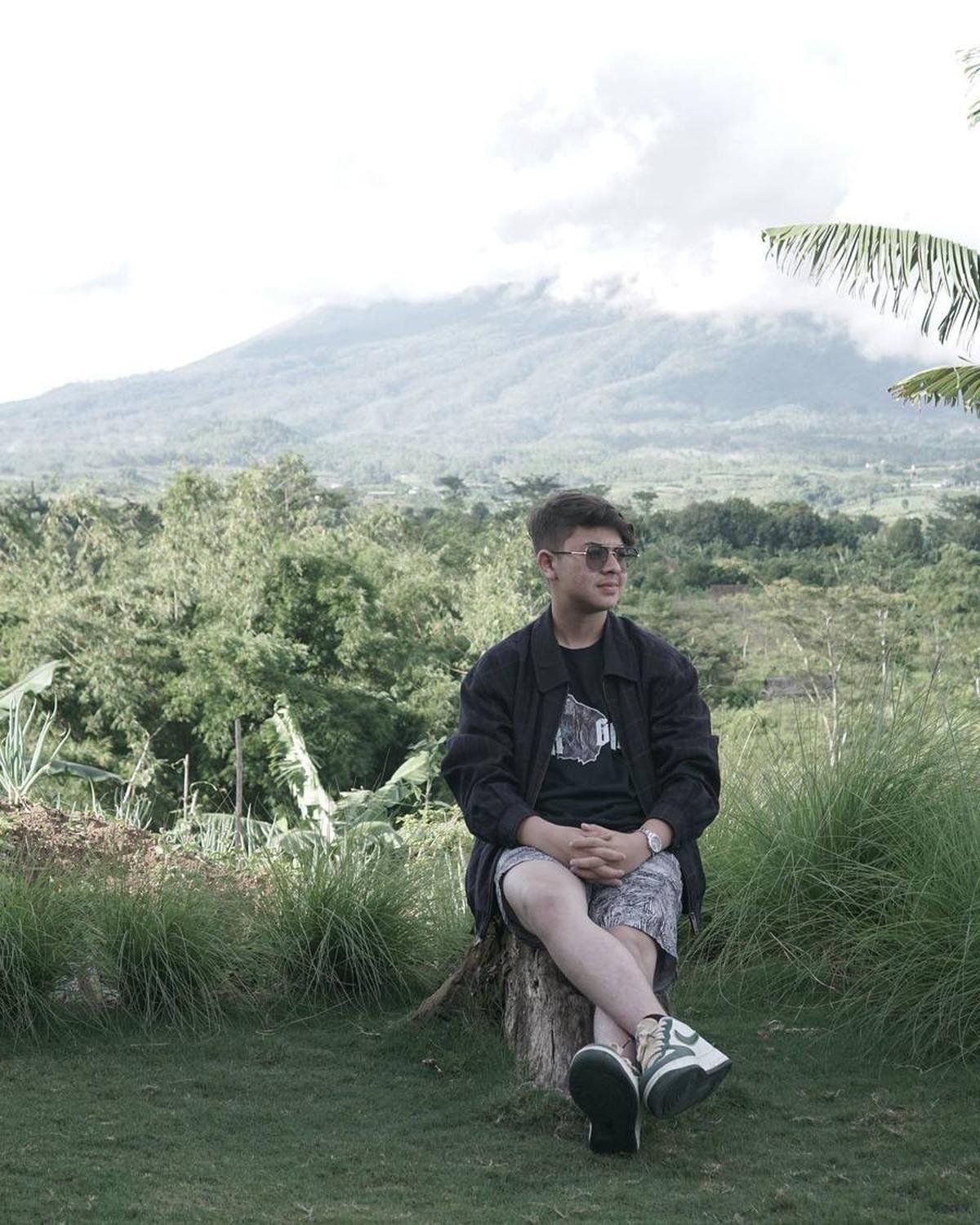"Karena ada sesuatu dan ini nggak bisa aku buka semua karena emang harus step by step, bahkan aku membuka ini saja butuh waktu 2 tahun buat aku keluarin ini. Ya aku bakal tetep keluarin semuanya pasti dalam waktu dekat ini," jelas Baim.