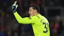 Ederson Moraes. Kiper berusia 28 tahun yang telah 5 musim membela Barcelona ini langsung menjadi pilihan utama di musim debutnya pada 2017/2018 hingga kini. Namun bersama Timnas Jerman yang telah 18 kali dibelanya, ia hanya jadi kiper kedua di bawah kiper Liverpool, Alisson Becker. (AFP/Glyn Kirk)