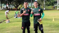 Ravi Murdianto (kiri) meninggalkan PS TNI dan gabung Mitra Kukar pada putaran kedua Liga 1 2017. (Bola.com/Permana Kusumadijaya)