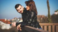 Ilustrasi pasangan cinta, romantis. (Photo by Marius Muresan on Unsplash)