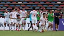 <p>Sejumlah pemain Timnas&nbsp;Vietnam U-22 merayakan gol penyeimbang 2-2&nbsp;ke gawang Timnas Indonesia U-22 saat laga semifinal sepak bola SEA Games 2023 di Olympic Stadium, Phnom Penh, Kamboja, Sabtu (13/05/2023). (Bola.com/Abdul Aziz)</p>