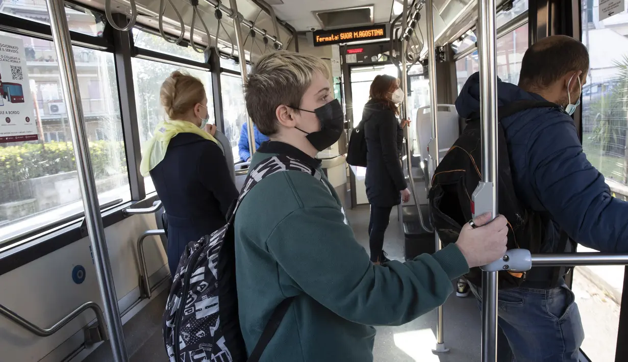 Matteo Coccimiglio berdiri di bus dalam perjalanan pulang di Roma, 24 Maret 2021. Sekolah tempat Matteo belajar bergabung dengan beberapa sekolah menengah di Italia yang memberikan siswa transgender hak untuk dikenal dengan nama selain yang diberikan saat mereka lahir (AP Photo/Alessandra Tarantino)