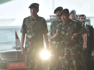 Presiden Joko Widodo upacara militer saat tiba di Mabes TNI Cilangkap, Jakarta, Kamis (3/5). Presiden Jokowi datang mengenakan seragam militer untuk menerima kunjungan Sultan Haji Hassanal Bolkiah beserta delegasi. (Merdeka.com/Iqbal S. Nugroho)