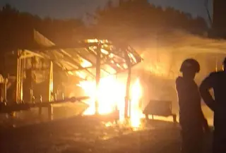 Kebakaran SPBE Cimuning, Kecamatan Mustika Jaya, Kota Bekasi, Rabu (1/4/2026) malam, juga berdampak ke permukiman warga sekitar. (Foto: Istimewa)