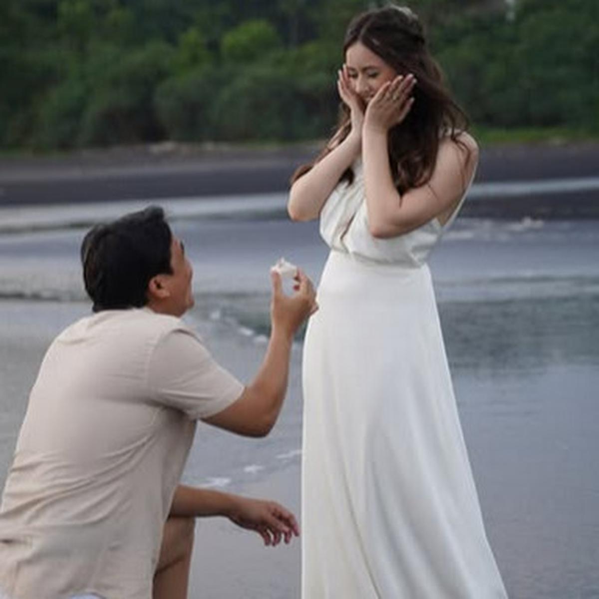 5 Potret Billy Syahputra Lamar Sang Pacar Vika Kolesnaya di Bali, Romantis Banget!