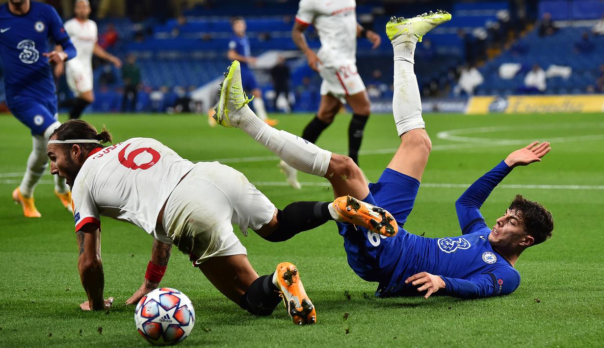 Gelandang Chelsea, Kai Havertz, berebut bola dengan Gelandang Sevilla, Nemanja Gudelj, pada laga Grup E Liga Champions 2020/2021 di Stamford Bridge, Rabu (21/10/2020) dini hari WIB. Chelsea bermain imbang 0-0 atas Sevilla. (AFP/Glyn Kirk/pool)