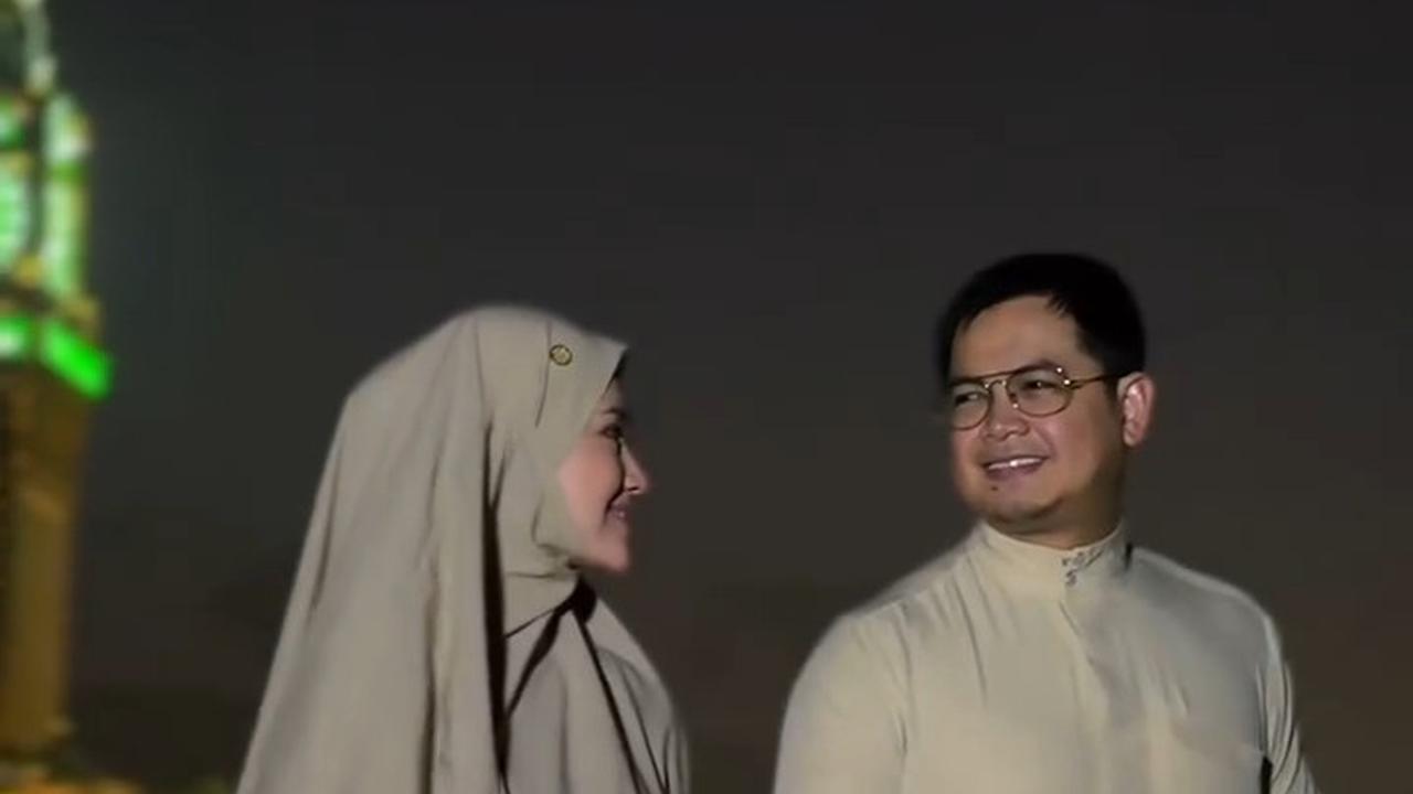 Wedding Anniversary ke-7, Tommy Kurniawan Romantis Ajak Istri ke Tanah Suci