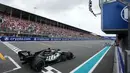 Kimi Antonelli menginjakkan garis finis setelah melalui 57 lap dengan catatan waktu 1 jam 33 menit 19,27 detik. (AP Photo/Pool/Rebecca Blackwell)