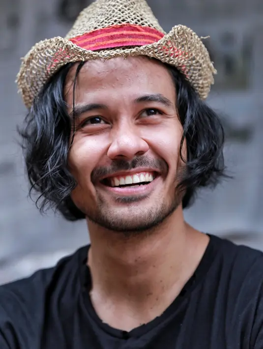 "Iya, dia izin ke Atiqah untuk nginep di rumah saya. Supaya lebih ngblend lagi. kita harus buat karakter itu se-real mungkin," kata Chicco Jerikho, di Kawasan Melawai, Jakarta Selatan, Kamis (5/1). (Adrian Putra/Bintang.com)