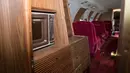 Tampilan interior jet pribadi yang pernah dimiliki oleh Elvis Presley yang berada di landasan pacu di New Mexico, AS. Interior pesawat 1962 Lockheed Jetstar ini di desain oleh Elvis Presley. (GWS Auctions, Inc. via AP)