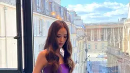 Jisoo Blackpink berpose mengenakan gaun ungu saat bersiap hadir di Dior Paris Fashion Show 2023. Gaun ungu strapless itu dari koleksi Dior. Gaun berpotongan A-line dan flowy juga memiliki hiasan pita di bagian belakang.  (Instagram/sooyaaa__)