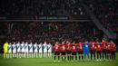 Pemain Rennes dan Dynamo Kyiv memberikan penghormatan kepada korban yang meninggal dalam tragedi Kanjuruhan sebelum pertandingan sepak bola Grup B Liga Europa di Roazhon Park Stadium, Rennes, Prancis, 6 Oktober 2022. (LOIC VENANCE/AFP)