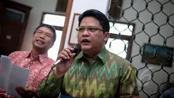 Ketua PBH Peradi Rivai Kusumanegara (kanan) berbicara saat diskusi terkait Putusan Mahkamah Konstitusi di Jakarta, Jumat (8/5/2015). Diskusi membahas tentang Wajah Baru Praperadilan Pasca Putusan Mahkamah Konstitusi. (Liputan6.com/Faizal Fanani)