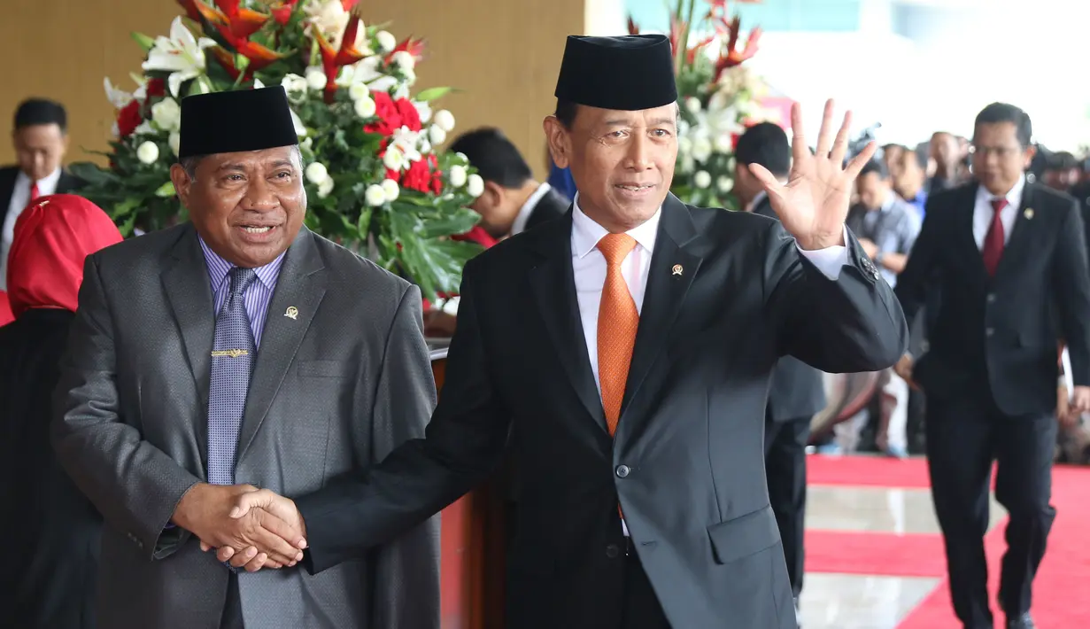 Menkopolhukkam Wiranto menghadiri acar sidang tahunan MPR 2017 di Senayan, Jakarta, Rabu (16/8). Sidang tahunan ini dihadiri sejumlah tokoh nasional, para menteri kabinet kerja, anggota DPR dan para pejabat negara lainnya. (Liputan6.com/Angga Yuniar)