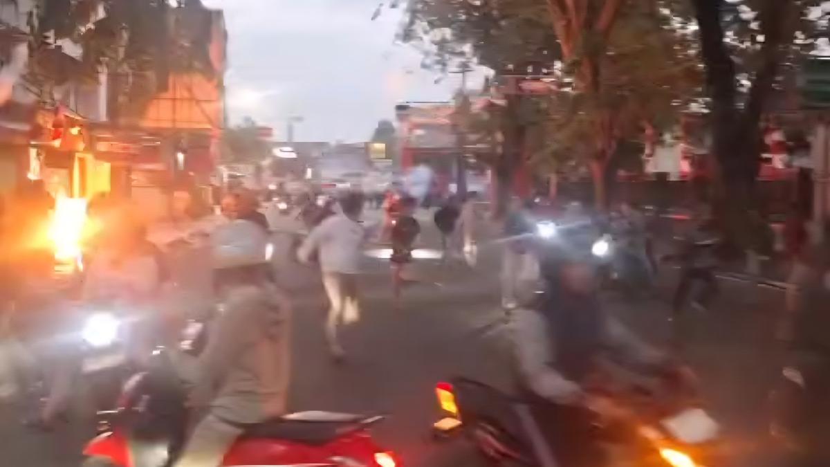 Massa Geruduk Mako Brimob Depok, Diusir Pakai Gas Air Mata