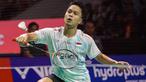 Aksi Anthony Ginting saat melawan wakil Belgia, Julien Carraggi pada babak 32 besar Indonesia Masters 2026 di Istora Senayan, Jakarta, Rabu (21/1/2026). (Bola.com/Abdul Aziz)