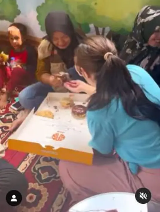 Dengan telaten, Prilly Latuconsina membagikan donat kepada anak-anak rumah singgah. (Foto: Instagram/@prillylatuconsina96)