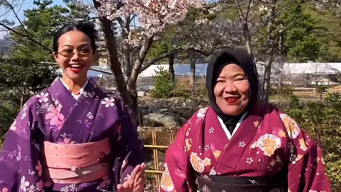 Yura Yunita saat Liburan ke Jepang kompak kenakan kimono bersama ibunda. [@yurayunita]