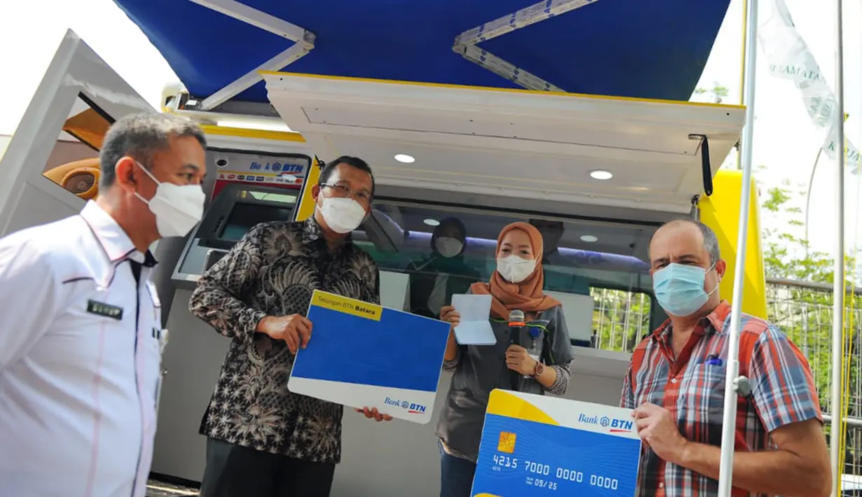 Pada kunjungan kerja ke Cikarang dan Karawang, Dirut Bank BTN Haru Koesmahargyo mengajak jajaran Bank BTN di seluruh cabang dapat membantu secara optimal sekaligus memastikan masyarakat dapat dengan mudah dalam memperoleh haknya baik berupa BSU maupun Bansos. (Liputan6.com/HO/BTN)