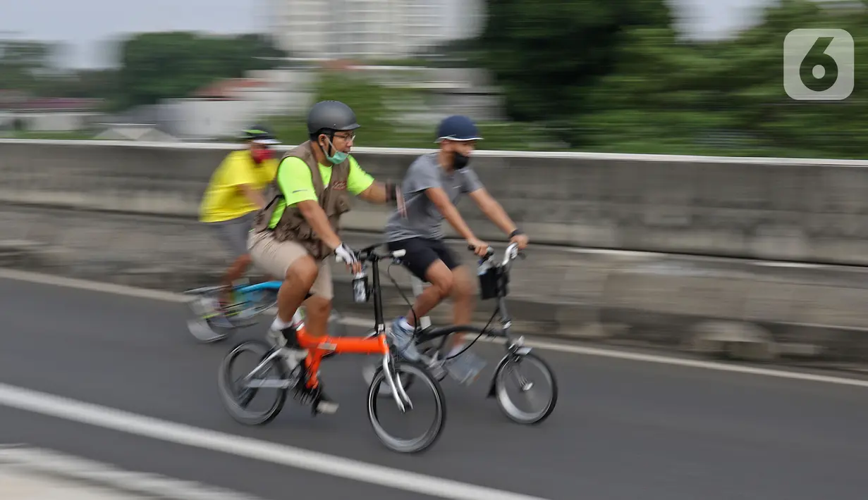 Warga bersepeda saat Hari Bebas Kendaraan Bermotor (HBKB) atau Car Free Day (CFD) di Jalan Layang Non Tol Antarasari, Jakarta, Minggu (28/6/2020). (Liputan6.com/Herman Zakharia)