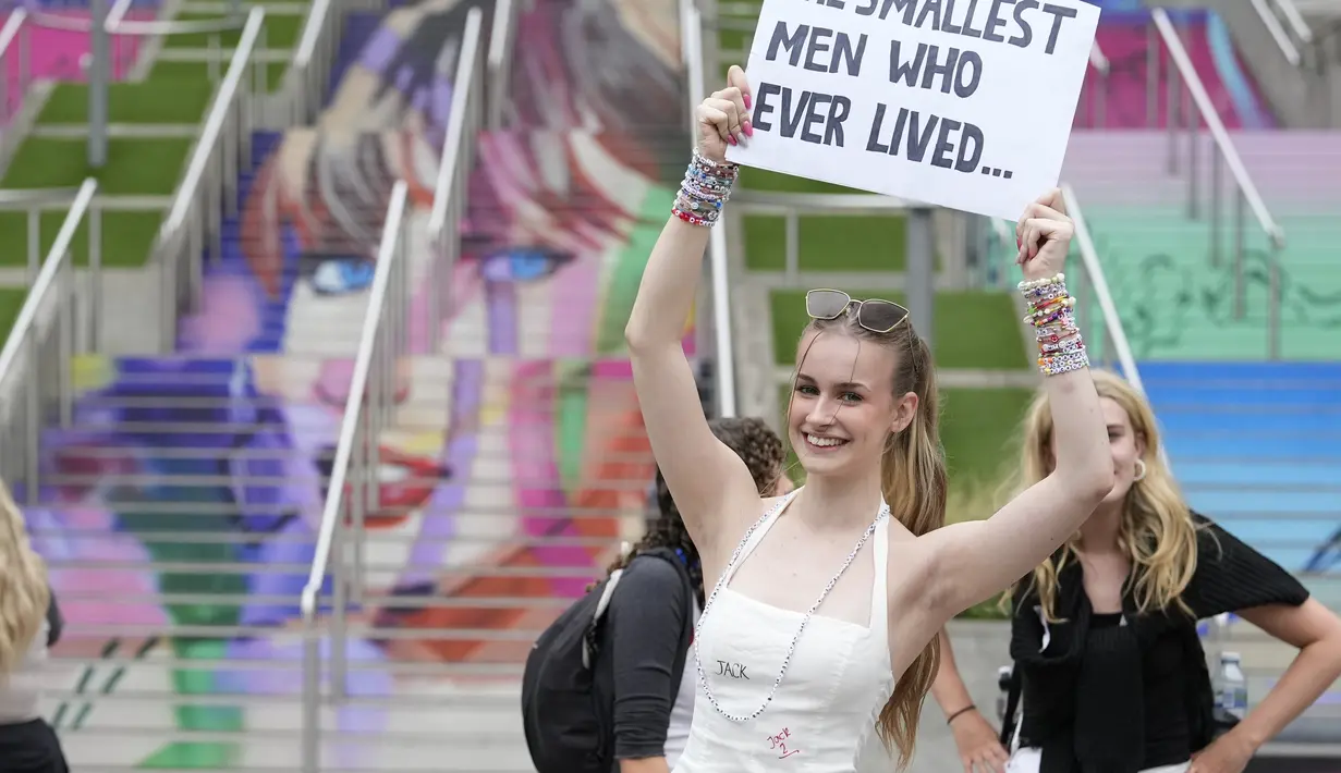 Untuk mengantisipasi teror seperti di Wina, Taylor Swift dan para penarinya telah dijaga ketat menjelang pertunjukannya di London. (AP Photo/Alastair Grant)