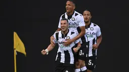 Pemain Udinese merayakan gol yang dicetak Ilija Nestorovski ke gawang Juventus pada laga lanjutan Serie A di Dacia Arena, Jumat (24/7/2020) dini hari WIB. Udinese menang 2-1 atas Juventus. (AFP/Marco Bertorello)