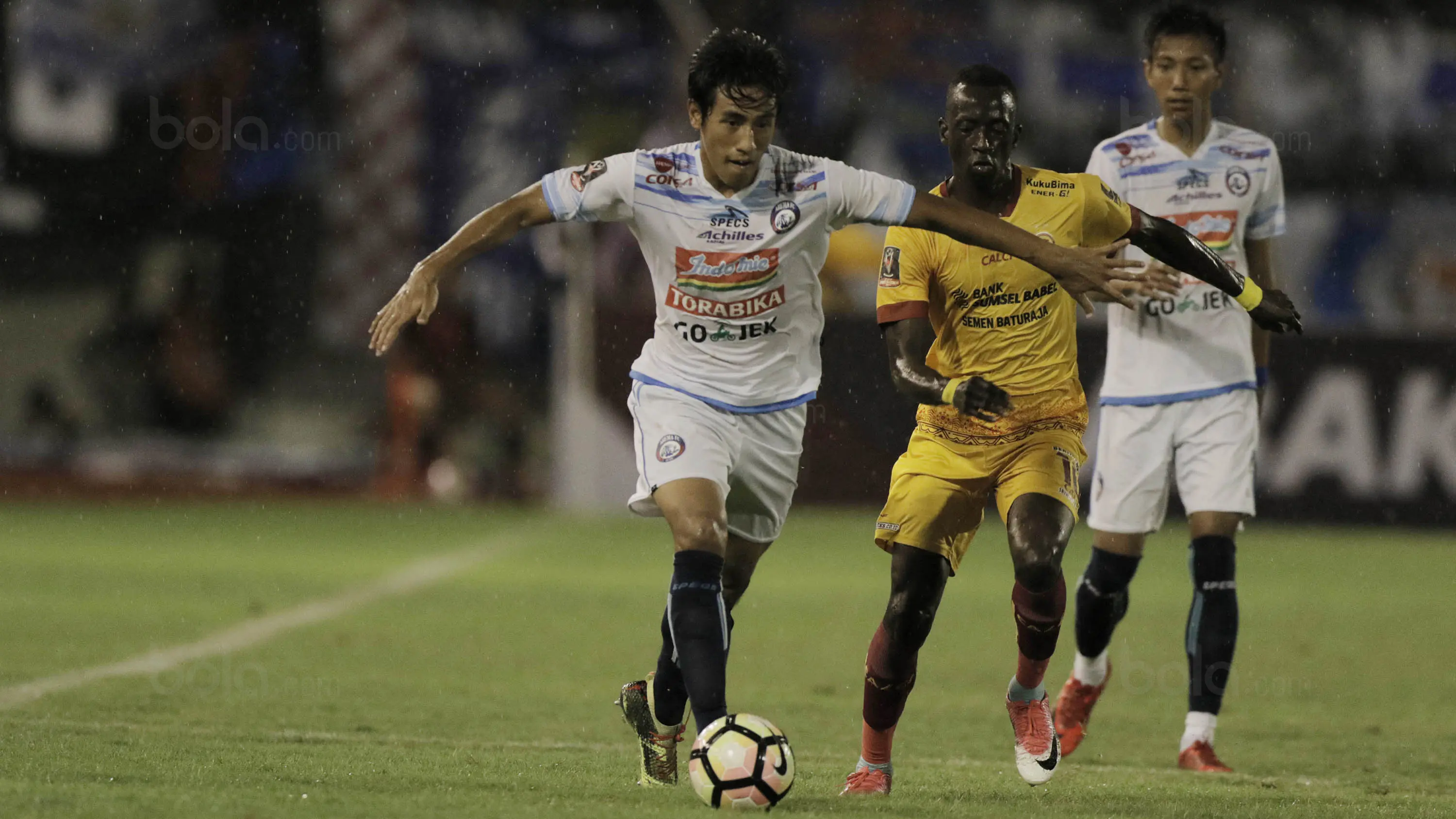 Gelandang Arema FC, Hanif Sjahbandi, saat pertandingan melawan Sriwijaya FC pada laga perempat final Piala Presiden di Stadion Manahan, Solo, Minggu, (4/2/2018). Sriwijaya FC menang 3-1 atas Arema FC. (Bola.com/M Iqbal Ichsan)