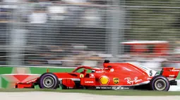 Pebalap Ferrari, Sebastian Vettel melaju kencang pada balapan perdana F1 GP Australia di Sirkuit Albert Park, Melbourne, Minggu (25/3/2018). Vettel memenangi balapan dengan selisih 5,036 detik dari Hamilton. (AP/Asanka Brendon Ratnayake)