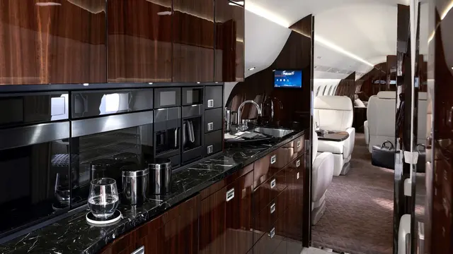 TNI AU memiliki pesawat angkut militer super mewah buatan Dassault Aviation Prancis, yaitu Falcon 7X dan 8X