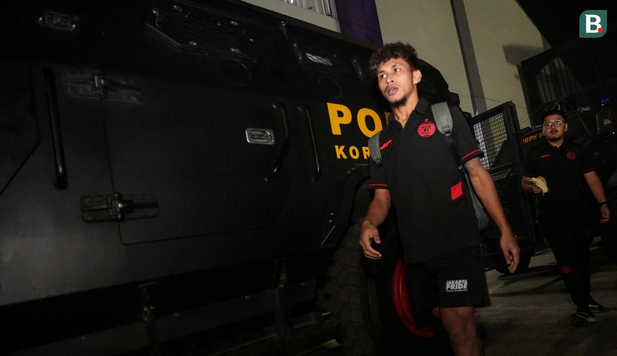 <p>Pemain Persija Jakarta, Osvaldo Haay melewati kendaraan taktis setelah laga lanjutan BRI Liga 1 2022/2023 antara Persita Tangerang melawan Persija Jakarta di Stadion Indomilk Arena, Tangerang, Selasa (28/03/2023). (Bola.com/Bagaskara Lazuardi)</p>
