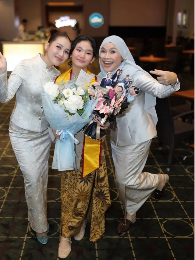 Ayu Ting Ting saat Hadir Wisuda Bilqis yang Lulus SD. [@ayutingting92]