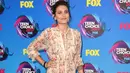 Putri Michael Jackson, Paris Jackson berpose untuk fotografer saat menghadiri Teen Choice Awards 2017 di Los Angeles, Minggu (13/8). Tak lagi tomboy, Paris terlihat anggun dalam balutan dress motif floral bernuansa peach. (Jordan Strauss/Invision/AP)