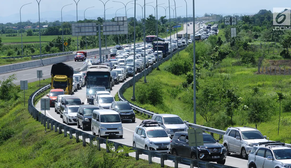 Sejumlah kendaraan antre menuju pintu keluar Tol Brebes Barat, Jawa Tengah, Sabtu (23/12). Untuk mengurangi kemacetan di pintu Tol Brebes Timur petugas mengalihkan arus lalu lintas keluar Tol Brebes Barat. (Liputan6.com/Helmi Fithriansyah)