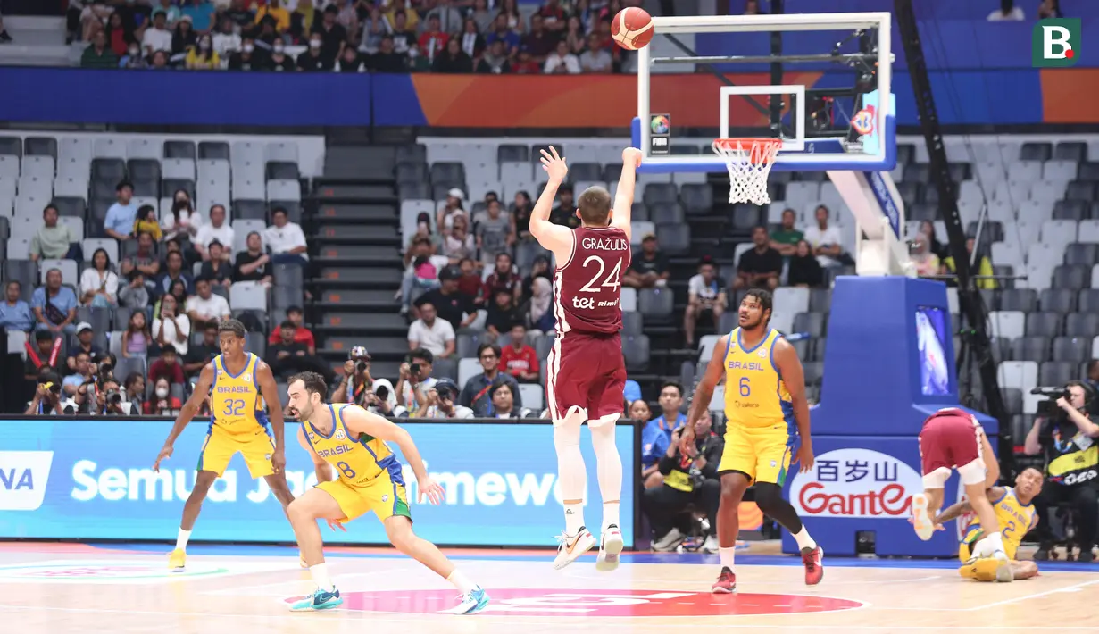 Pebasket Latvia, Andrejs Grazulis melakukan lemparan three poin pada laga Grup L Piala Dunia FIBA 2023 di Indonesia Arena, Senayan, Jakarta, Minggu (03/09/2023). Latvia menang dengan skor 104-84. (Bola.com/Bagaskara Lazuardi)