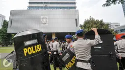 Petugas Kepolisan merapihkan tameng di halaman Balai Kota, Jakarta, Jumat (4/11). Unjuk rasa besar-besaran ini diperkirakan akan diramaikan oleh 100 ribu orang . (Liputan6.com/Yoppy Renato)