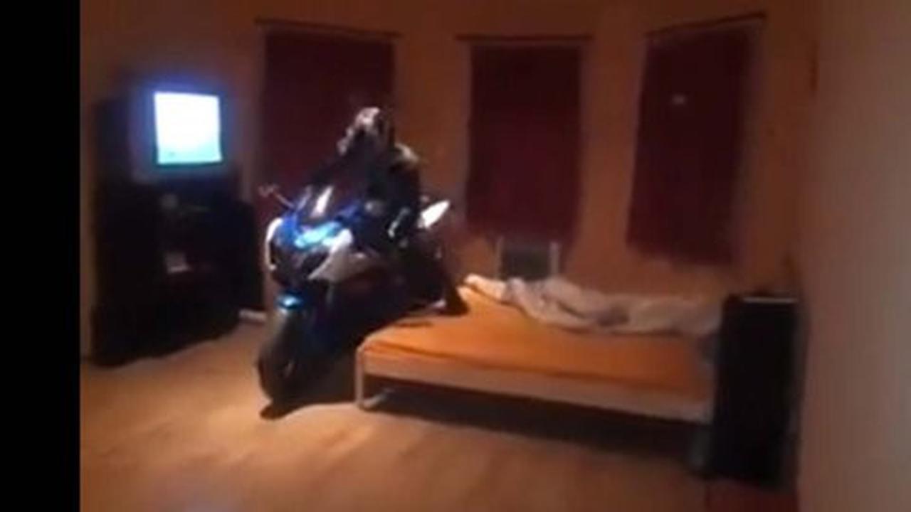 Video bikers tidur pakai helm, ke WC saja naik motor balap