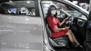Sales promotion girl (SPG) berpose dalam kendaraan yang dipamerkan pada Indonesia International Motor Show (IIMS) 2023 di Jiexpo Kemayoran, Jakarta, Kamis (16/2/2023). Selain mobil keluaran terbaru, pesona SPG cantik menjadi sorotan pengunjung sekaligus pemanis dalam pameran IIMS 2023. (merdeka.com/Iqbal S. Nugroho)