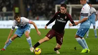 Bek AC Milan, Davide Calabria membawa bola dari kawalan dua pemain Lazio, Senad Lulic dan Sergej Milinkovic-Savic di pertandingan Liga Serie A Italia di stadion Olimpiade Roma (25/11). AC Milan dan Lazio bermain imbang 1-1. (AP Photo/Gregorio Borgia)