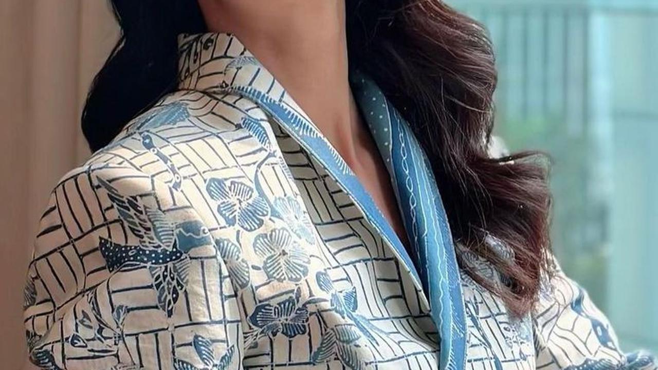 Atiqah Hasiholan memang sering berganti-ganti gaya rambut, dari lurus, berombak, sampai bob. Namun apapun gaya rambut yang dipilihnya, Atiqah tetap mempertahankan rambut hitam dan lebatnya.
