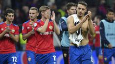 Gelandang CSKA Moskow, Nikola Vlasic, menyapa suporter usai mengalahkan Real Madrid pada laga Liga Champions di Stadion Luzhniki, Moskow, Selasa (2/10/2018). CSKA menang 1-0 atas Madrid. (AFP/Alexander Nemenov)