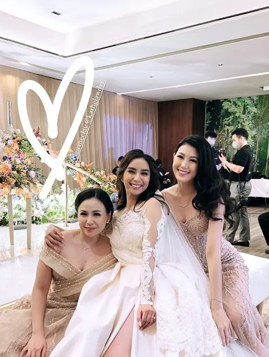 Ball gown ini juga tampak memikat disertai aksen high slit pada bagian samping. (Instagram/natashaamannuela).